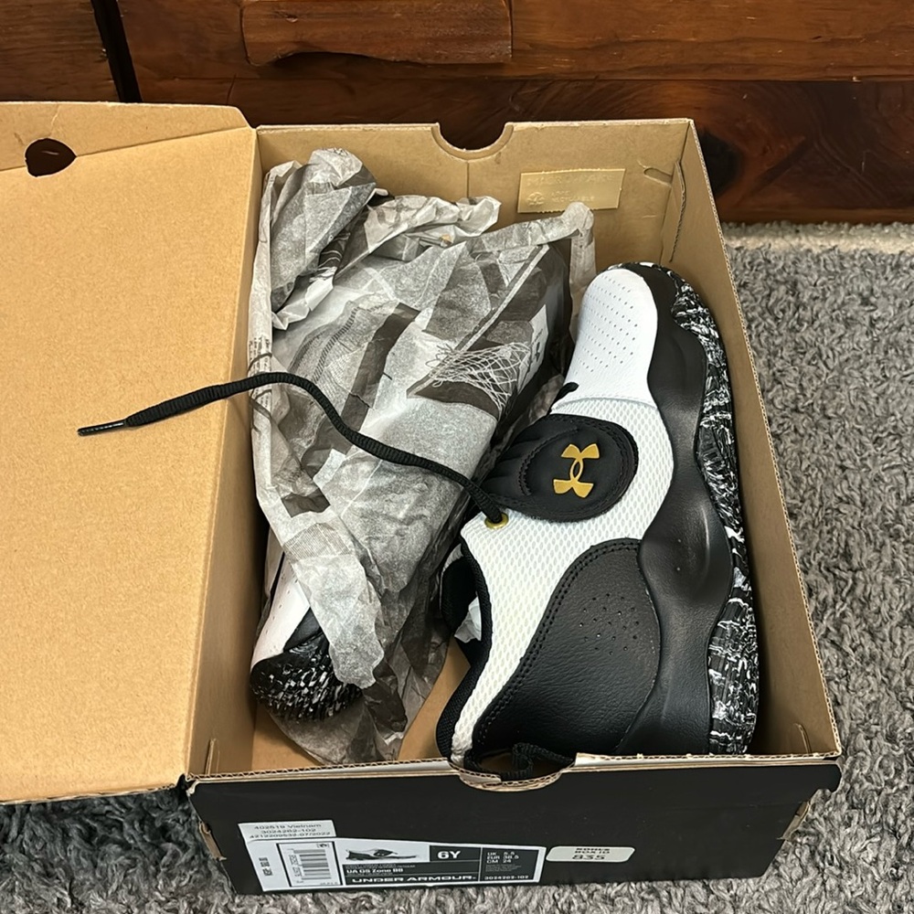 Under Armour Zone BB 2 GS Black Metallic Gold 7 Youth New With BOX